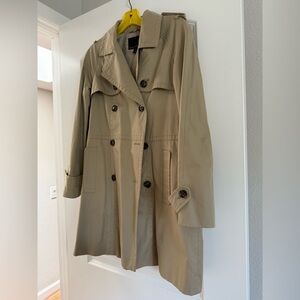Classic Banana Republic Tan Double-Breasted Women's Trench Coat. Size 6.